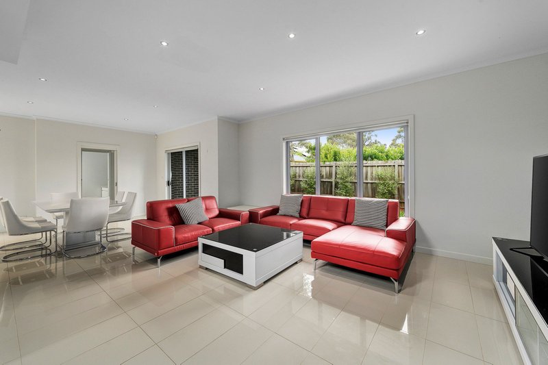 Photo - 9B Fernhurst Drive, Glen Waverley VIC 3150 - Image 3