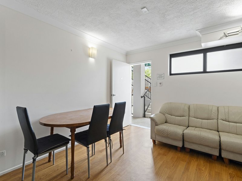 Photo - Apartment 4/23 Warren Street, St Lucia QLD 4067 - Image 5