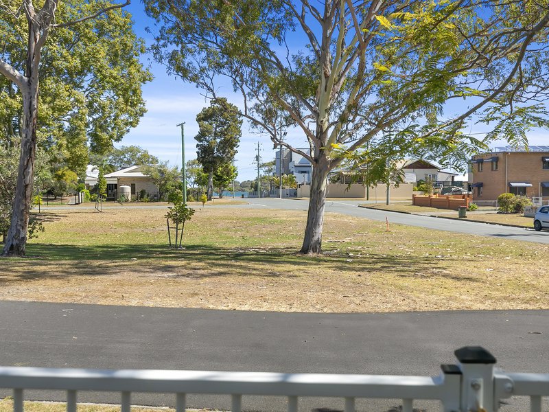 Photo - Duplex 1/29 Fearn Ave , Bongaree QLD 4507 - Image 24