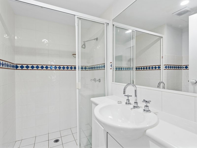 Photo - E17/1 Great Hall Drive, Miami QLD 4220 - Image 3