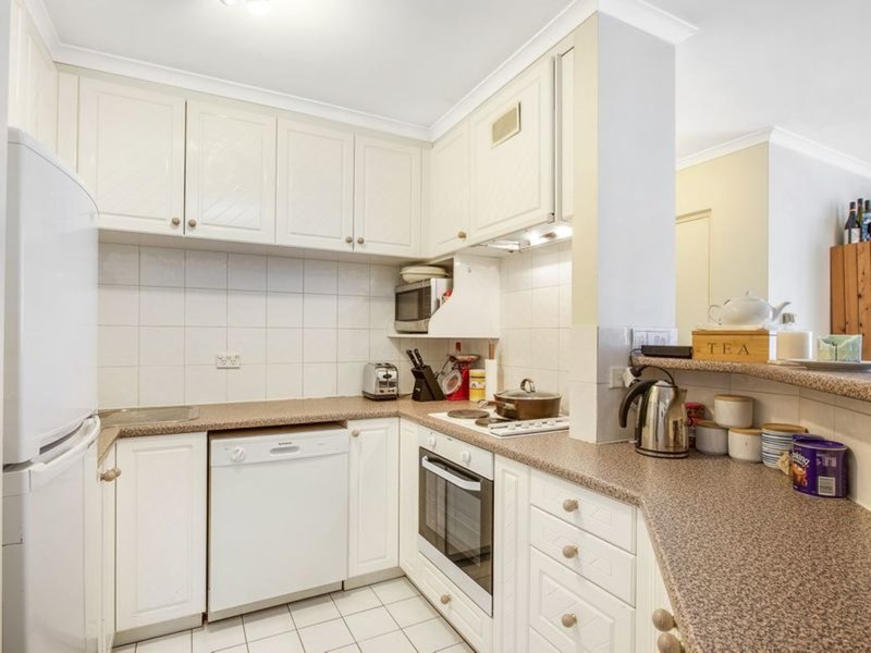 Photo - J2/2 Currie Crescent, Griffith ACT 2603 - Image 2