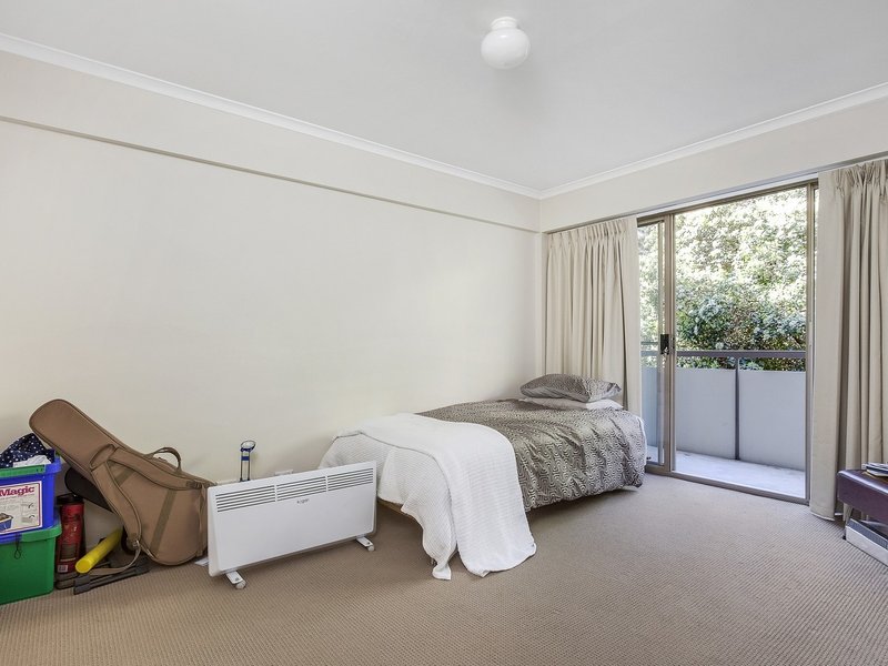 Photo - J2/2 Currie Crescent, Griffith ACT 2603 - Image 6