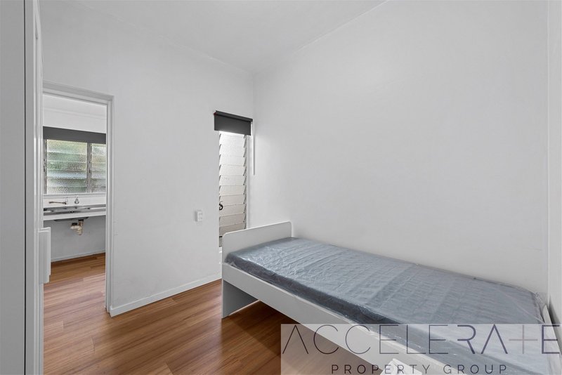 Photo - Room 10/555 Boundary Street, Spring Hill QLD 4000 - Image 2