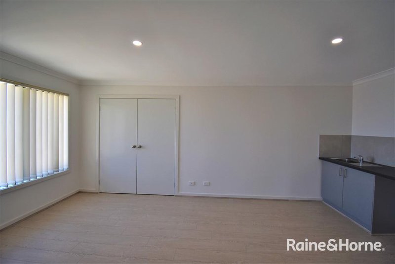 Photo - Room 4/18 Gunther Avenue, Springvale VIC 3171 - Image 5