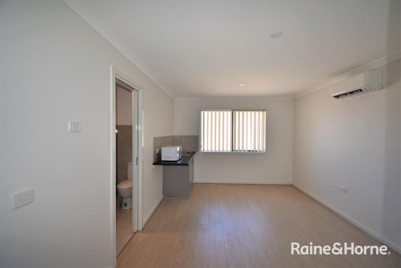 Photo - Room 4/18 Gunther Avenue, Springvale VIC 3171 - Image 6