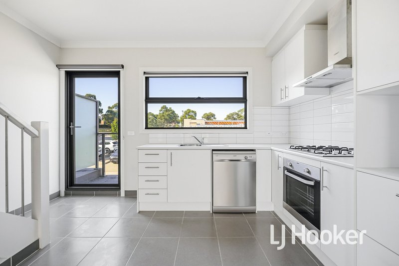 Photo - Unit 105/141 Windermere Boulevard, Pakenham VIC 3810 - Image 4