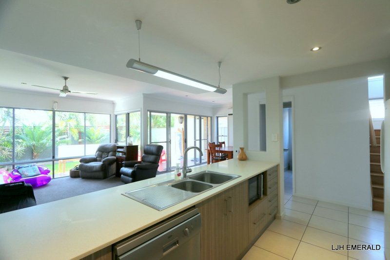 Photo - Unit 11/20-24 Mooney Street, Emerald QLD 4720 - Image 2