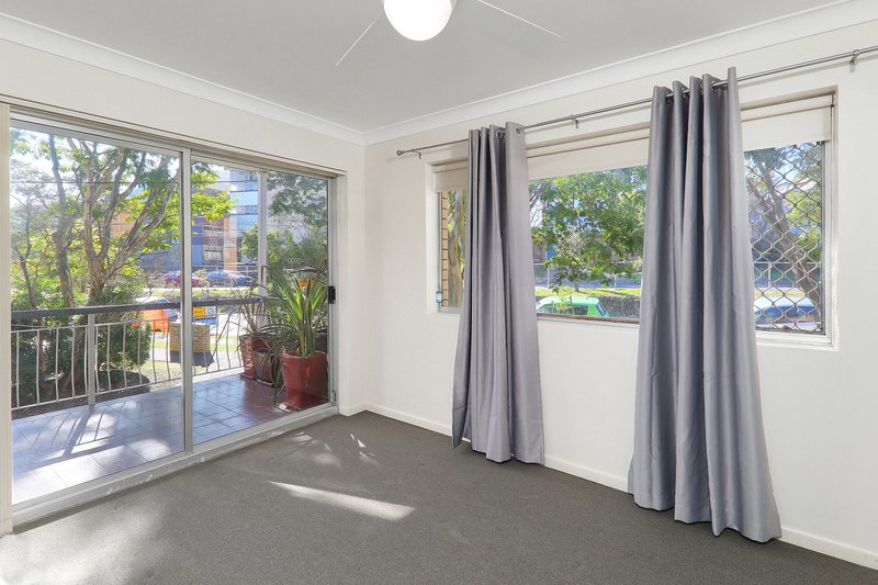 Photo - Unit 1/18 Raby Rd , Coorparoo QLD 4151 - Image 5