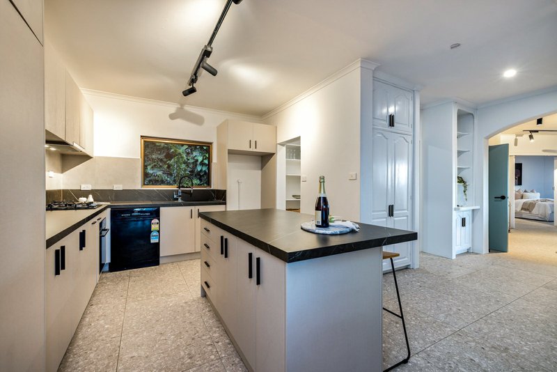 Photo - Unit 1/22-24 Collins Avenue, Edge Hill QLD 4870 - Image 5