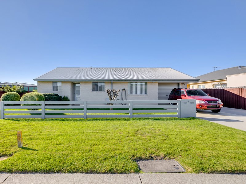Photo - Unit 1/7 Doepel Place, St Helens TAS 7216 - Image 2