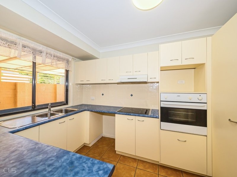 Photo - Unit 2 Seabreeze Court, Sandstone Point QLD 4511 - Image 2