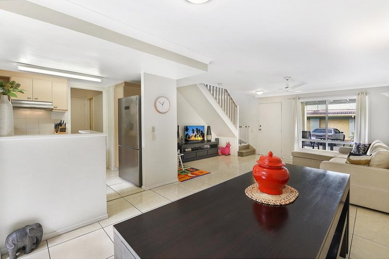 Photo - Unit 201/215 Cottesloe Drive, Mermaid Waters QLD 4218 - Image 7