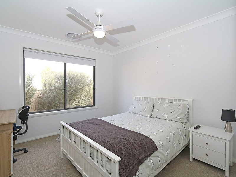 Photo - Unit 2/1 Cootamundra Boulevard, Gobbagombalin NSW 2650 - Image 6