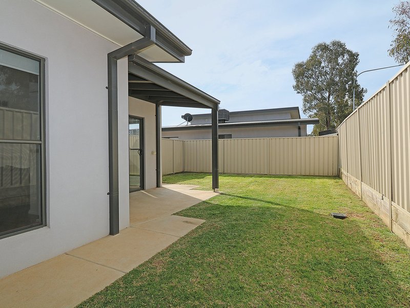 Photo - Unit 2/1 Cootamundra Boulevard, Gobbagombalin NSW 2650 - Image 11