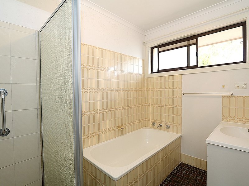 Photo - Unit 2/14 Wiradjuri Crescent, Wagga Wagga NSW 2650 - Image 5