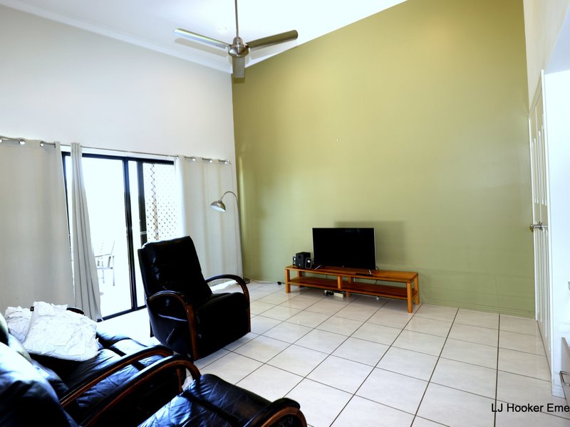 Photo - Unit 2/20 Riverview Street, Emerald QLD 4720 - Image 4