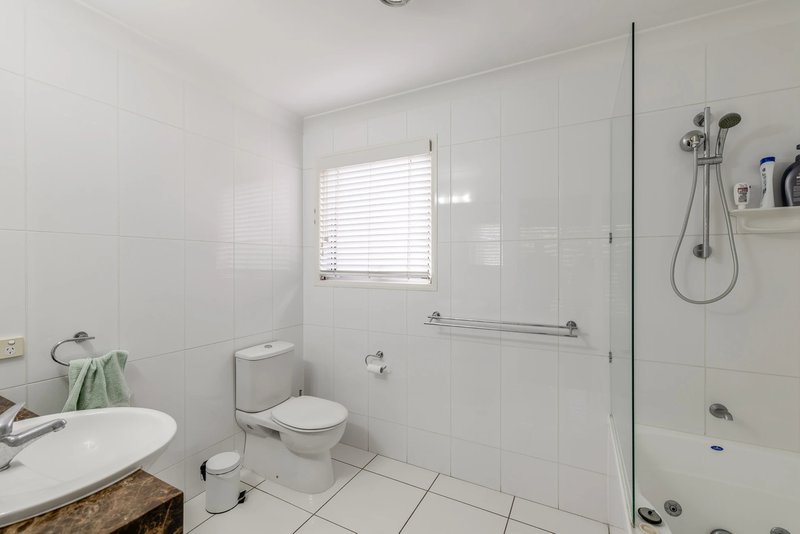 Photo - Unit 2/2A Daranlee Court, East Toowoomba QLD 4350 - Image 2