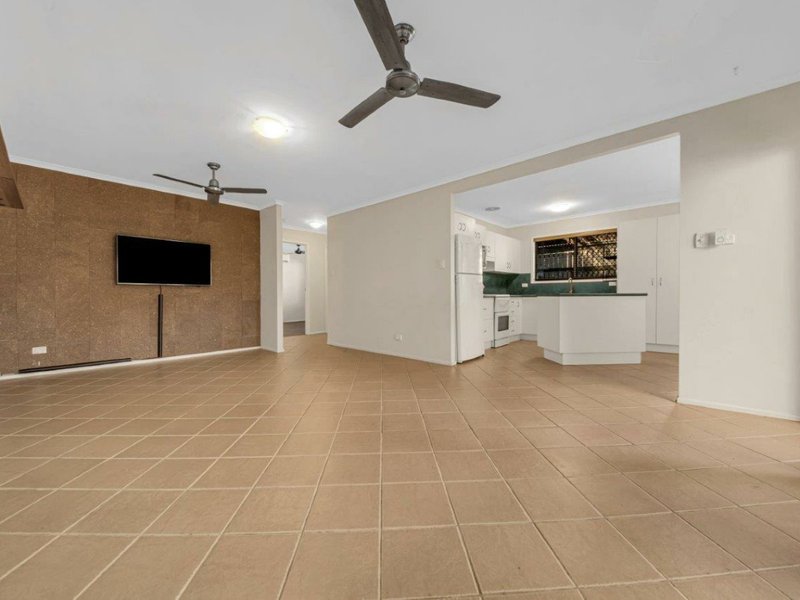 Photo - Unit 2/36 Langdon Street, Tannum Sands QLD 4680 - Image 4