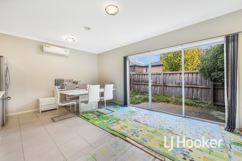 Photo - Unit 2/37-39 Valencia Circuit, Cranbourne VIC 3977 - Image 4