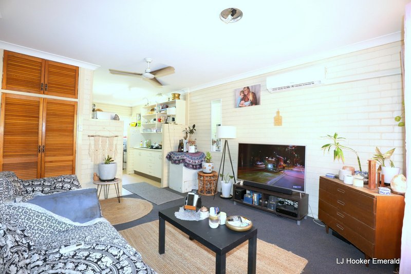 Photo - Unit 2/5 Gibson Grove, Emerald QLD 4720 - Image 3