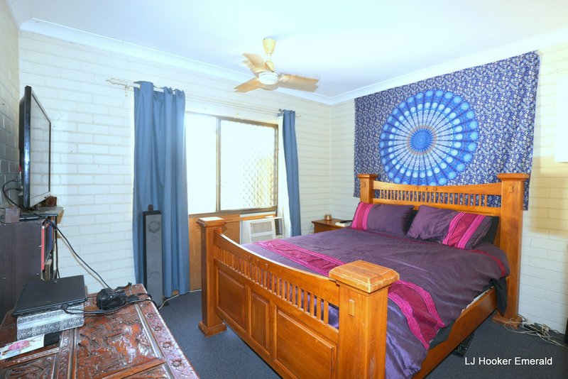 Photo - Unit 2/5 Gibson Grove, Emerald QLD 4720 - Image 5