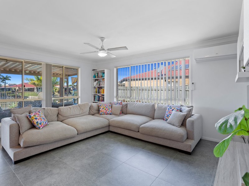 Photo - Unit 2/52 Hoya Cres , Bongaree QLD 4507 - Image 3