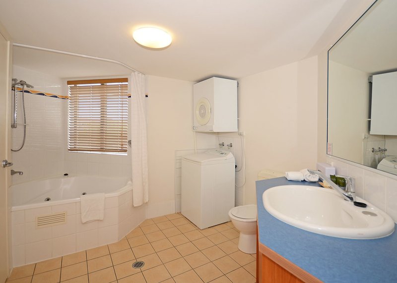 Photo - Unit 301 Mantra Resort, Buccaneer Drive, Urangan QLD 4655 - Image 4