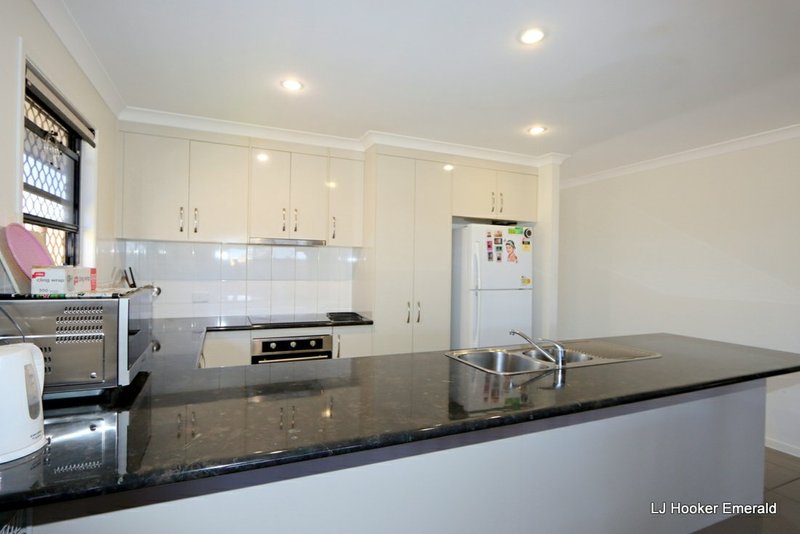 Photo - Unit 3/15 Whitney Street, Emerald QLD 4720 - Image 4