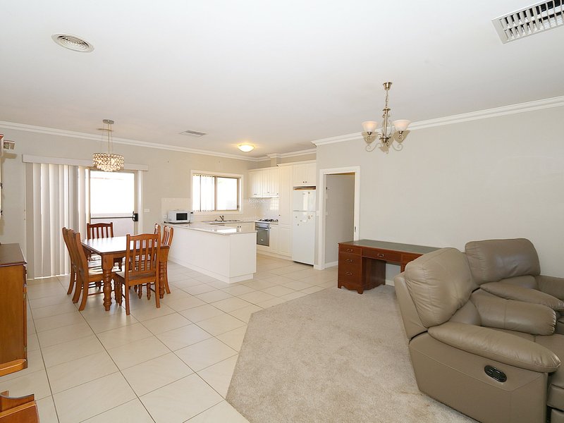 Photo - Unit 3/74 Brookong Avenue, Wagga Wagga NSW 2650 - Image 5