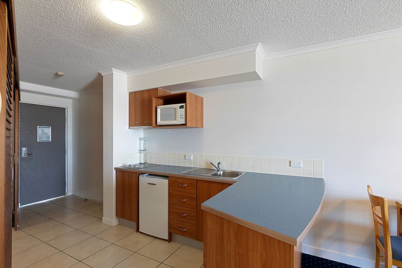 Photo - Unit 407 Mantra Resort, Buccaneer Drive, Urangan QLD 4655 - Image 4