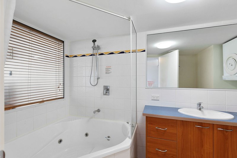 Photo - Unit 407 Mantra Resort, Buccaneer Drive, Urangan QLD 4655 - Image 10