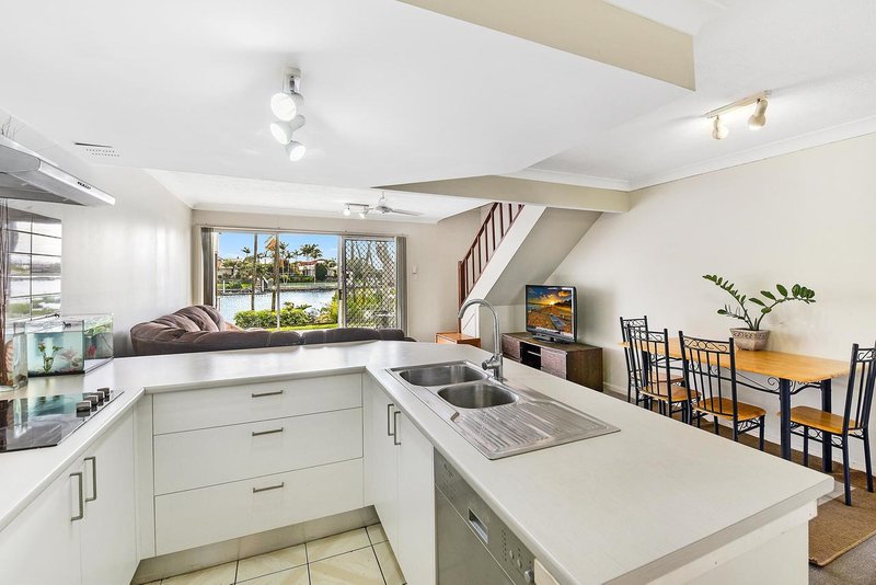 Photo - Unit 41/300 Cottesloe Drive, Mermaid Waters QLD 4218 - Image 4