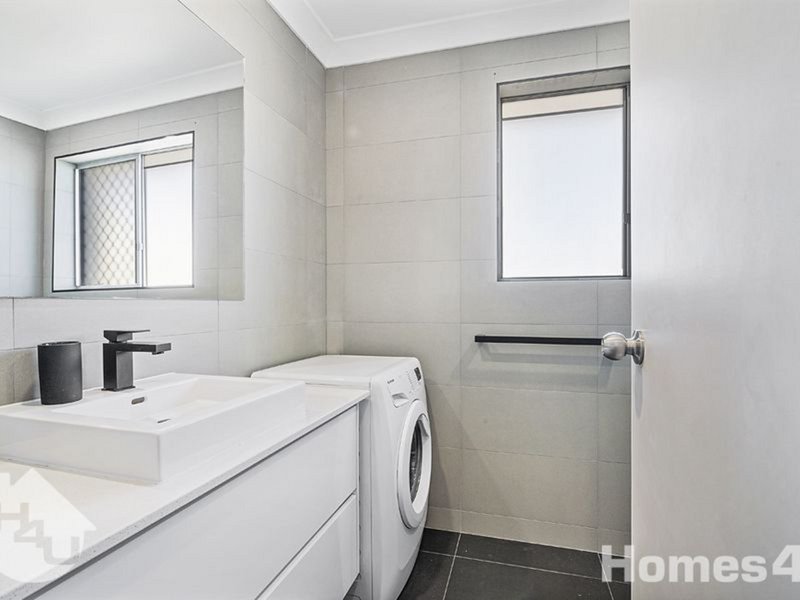 Photo - Unit 4/24 Silvyn Street, Redcliffe QLD 4020 - Image 11