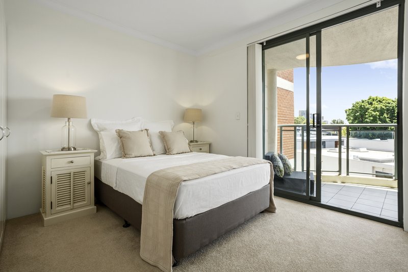 Photo - Unit 511/28 West St , North Sydney NSW 2060 - Image 4