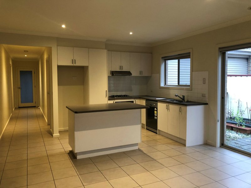 Photo - Unit 6/5 Eden Place, Wallan VIC 3756 - Image 3