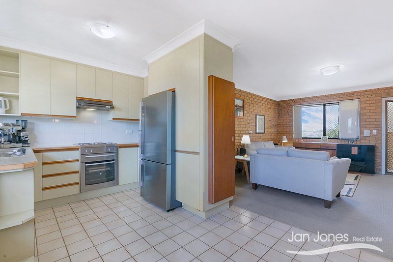 Photo - Unit 7/176-178 Hornibrook Esplanade, Clontarf QLD 4019 - Image 9
