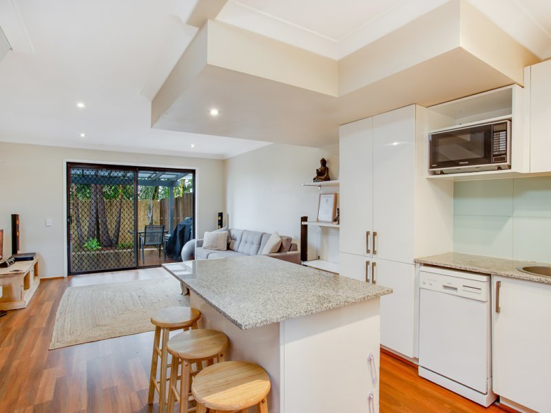 Photo - Unit 9/5 Galeen Drive, Burleigh Waters QLD 4220 - Image 4